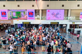 Sân bay đóng cửa, hàng không hủy chuyến, tàu Thống Nhất tạm dừng chạy do bão số 13