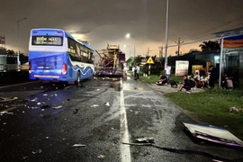 Xe khách đâm đuôi xe đầu kéo, phụ xe bị đứt lìa cánh tay