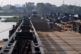 Cầu phao Ninh Cường thông xe trở lại sau 1 tháng bị lũ sau bão số 3 kéo đứt