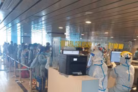 Lo ngại biến chủng Omicron, hai đầu Hà Nội và TP. HCM 'siết' khách nhập cảnh