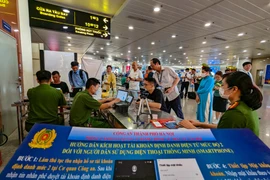 Vì sao sân bay Tân Sơn Nhất chưa sử dụng tài khoản định danh điện tử làm thủ tục lên tàu bay?