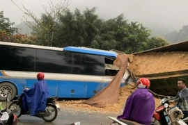 Xe khách đối đầu xe tải chở đất làm 3 người tử vong tại chỗ 