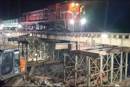 Thông tàu đường sắt Bắc- Nam qua Tuy Hoà sau 4 ngày đêm tê liệt do bão số 13