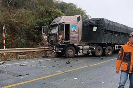 Xe khách va chạm xe đầu kéo chạy ngược chiều làm 2 người chết, nhiều người bị thương