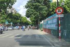 Hà Nội sẽ xem xét dỡ bỏ biển cấm taxi, xe hợp đồng dưới 9 chỗ trên một số tuyến phố