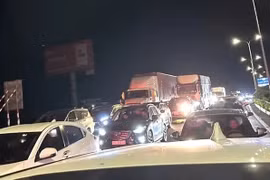 Vì sao trạm thu phí cao tốc Pháp Vân- Cầu Giẽ bị lỗi, lái xe phải "cầu cứu" nhân viên thu phí?