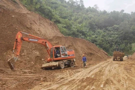 Sạt lở khiến tuyến quốc lộ độc đạo 4H nối 2 tỉnh miền núi có nguy cơ đứt gãy