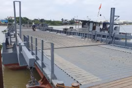 Cầu phao Ninh Cường trên sông Ninh Cơ bị nước lũ cuốn đứt