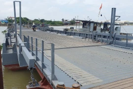 Cầu phao Ninh Cường trên sông Ninh Cơ bị nước lũ cuốn đứt