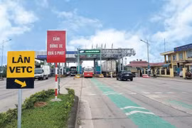 Loạt biển báo không còn phù hợp trước các trạm thu phí được yêu cầu tháo dỡ