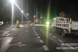 Xe khách tự đâm vào dải phân cách trong đêm làm 3 người tử vong