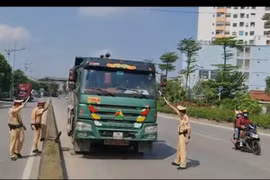 Xe siêu trường, siêu trọng không có Giấy phép vẫn chở hàng dọc quốc lộ 1 Bắc- Nam