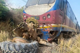 Công nông gãy đôi sau va chạm với tàu SE8, lái xe tử vong tại chỗ