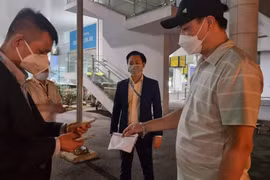 Hành khách bỏ quên phong bì có hơn 300 triệu đồng ở sân bay, bị khách khác “cầm nhầm”