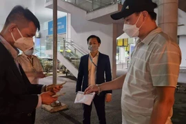 Hành khách bỏ quên phong bì có hơn 300 triệu đồng ở sân bay, bị khách khác “cầm nhầm”