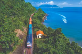 Đường sắt vận chuyển miễn phí hàng hoá cứu trợ vùng lũ lụt