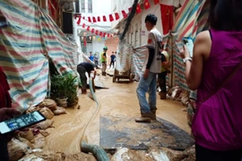 Di dời tạm 5 hộ dân khu vực bùn khoan ngầm metro Nhổn- Ga Hà Nội trào lên