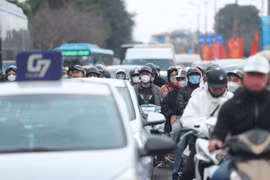 Người dân ùn ùn trở về, đường cửa ngõ Thủ đô ùn tắc chiều mùng 5 Tết