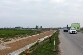 Lên phương án tiếp tục đầu tư hoàn tất hạng mục dở dang của dự án mở rộng quốc lộ 9