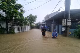 Nước lũ sông Hương cuồn cuộn đổ về Huế, vượt đỉnh lũ năm 2022