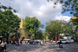 Quản lý, sử dụng hè phố ra sao cho phù hợp với đô thị Hà Nội?