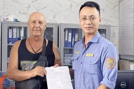 Nữ tiếp viên đường sắt trả lại túi xách có hơn 50 triệu đồng cho khách nước ngoài bỏ quên