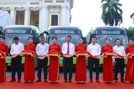 Mở tuyến buýt điện miễn phí E11, lộ trình Bờ Hồ- Yên Phụ