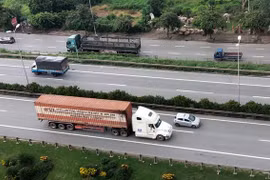 Kiến nghị kéo dài thời gian giảm phí đường bộ cho xe ô tô kinh doanh vận tải