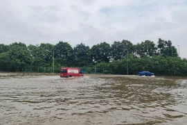 Đường gom Đại lộ Thăng Long vẫn ngập, xe máy được đi vào làn cao tốc