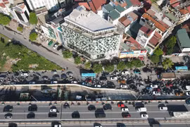 Tổ chức lại giao thông quanh nút giao Mai Dịch để hạn chế ùn tắc do rào chắn thi công 