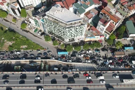 Tổ chức lại giao thông quanh nút giao Mai Dịch để hạn chế ùn tắc do rào chắn thi công 