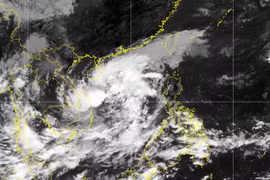 Vùng áp thấp mạnh lên thành áp thấp nhiệt đới vào ngày mai, tâm mưa dịch lên phía Bắc