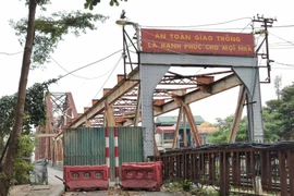 Cấm ô tô rẽ phải từ cầu Chương Dương xuống đê Long Biên- Xuân Quan