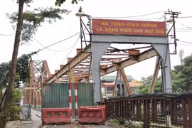 Cấm ô tô rẽ phải từ cầu Chương Dương xuống đê Long Biên- Xuân Quan