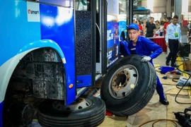 Thợ sửa chữa, bảo dưỡng xe buýt Hà Nội trổ tài thi tay nghề giỏi