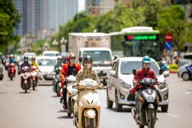 Bắc bộ bước vào đợt nắng nóng đầu tiên, Trung bộ lên tới 39 độ C