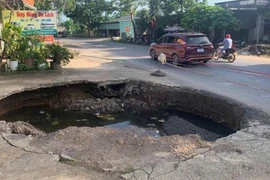 Hố tử thần rộng 6m trên quốc lộ 12B ở Phú Thọ, đổ 7 xe đất đá đều bị cuốn trôi