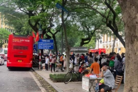 Khách nườm nượp trải nghiệm buýt City tour, Hà Nội bổ sung xe