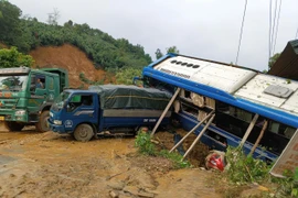 Phân luồng phương tiện lưu thông qua điểm sạt lở trên quốc lộ 2 Hà Giang