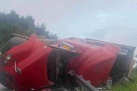 Xe đầu kéo đâm vào tôn hộ lan rồi đổ lật ra đường, lái xe tử vong 