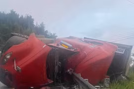 Xe đầu kéo đâm vào tôn hộ lan rồi đổ lật ra đường, lái xe tử vong 