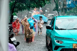 Bão số 5 suy yếu thành áp thấp, Hà Nội và Bắc bộ mưa trắng trời