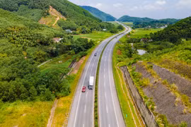 Chuẩn bị sửa chữa hư hỏng mặt đường cao tốc Nội Bài-Lào Cai