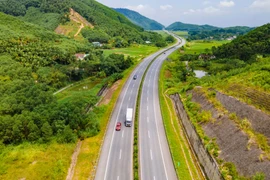 Thí điểm cấm xe tải, xe khách chạy làn 1 trên cao tốc Nội Bài- Lào Cai