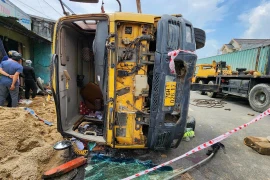 Xe tải chở cát lao vào nhà dân ven quốc lộ 1 rồi lật nghiêng làm 4 người thương vong