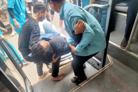 Nhân viên xe buýt kịp thời dùng xe buýt đưa người bị tai nạn giao thông đi cấp cứu