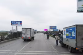 Hành lang an toàn quốc lộ 5 qua Hưng Yên bị lấn chiếm nghiêm trọng, mất an toàn