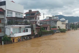 Nước lũ cuồn cuộn dâng nhấn chìm nhiều làng mạc, khu dân cư phía Bắc