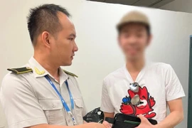 Nam hành khách vội vã rời sân bay bỏ quên ví có hơn 200 triệu đồng