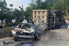 Đề nghị làm "án điểm" về xe quá tải sau vụ xe “hổ vồ” chở đất lật nghiêng làm 3 người chết 
